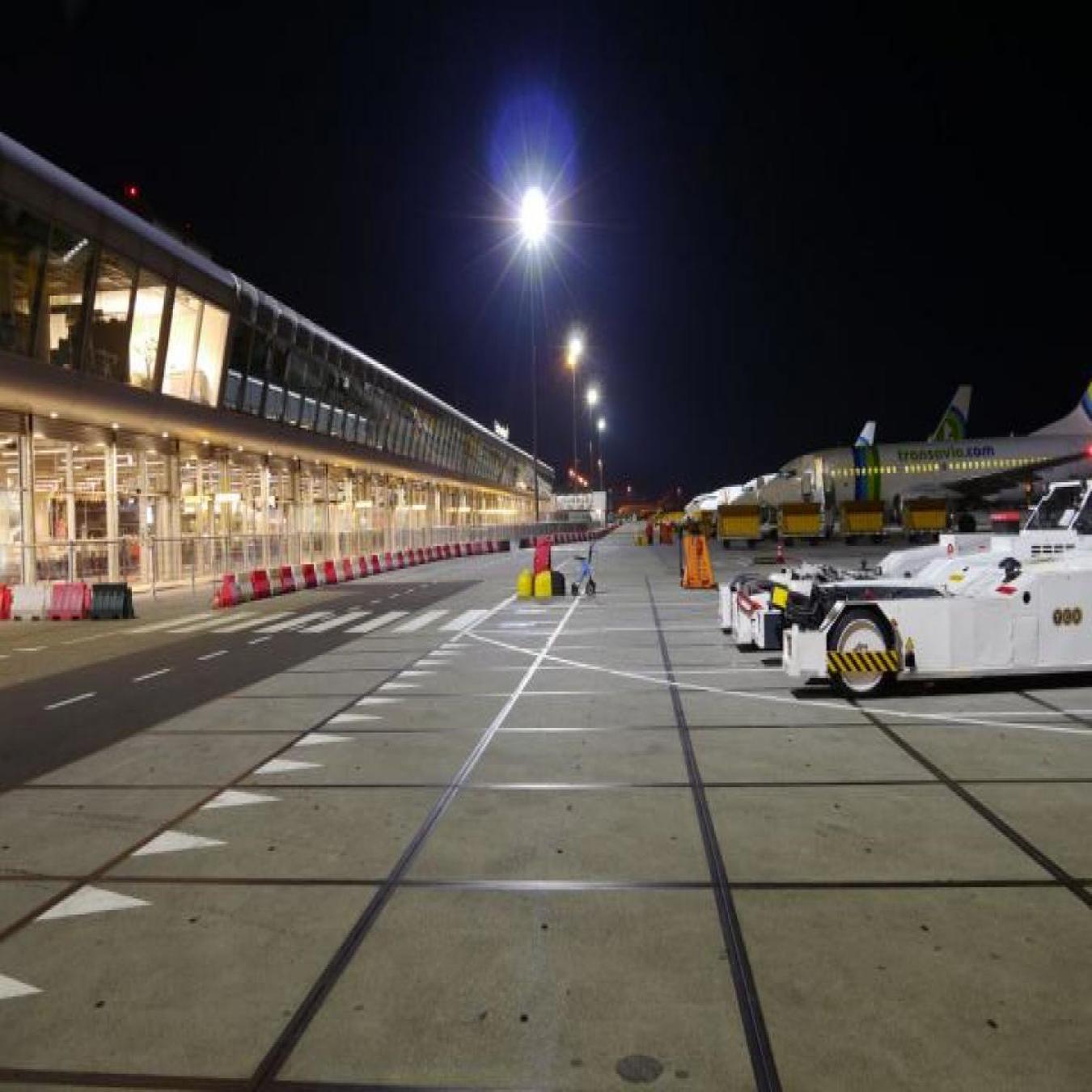 Led verlichting industrie | vliegtuigopstelplaats Eindhoven Airport in de avond met verlichting
