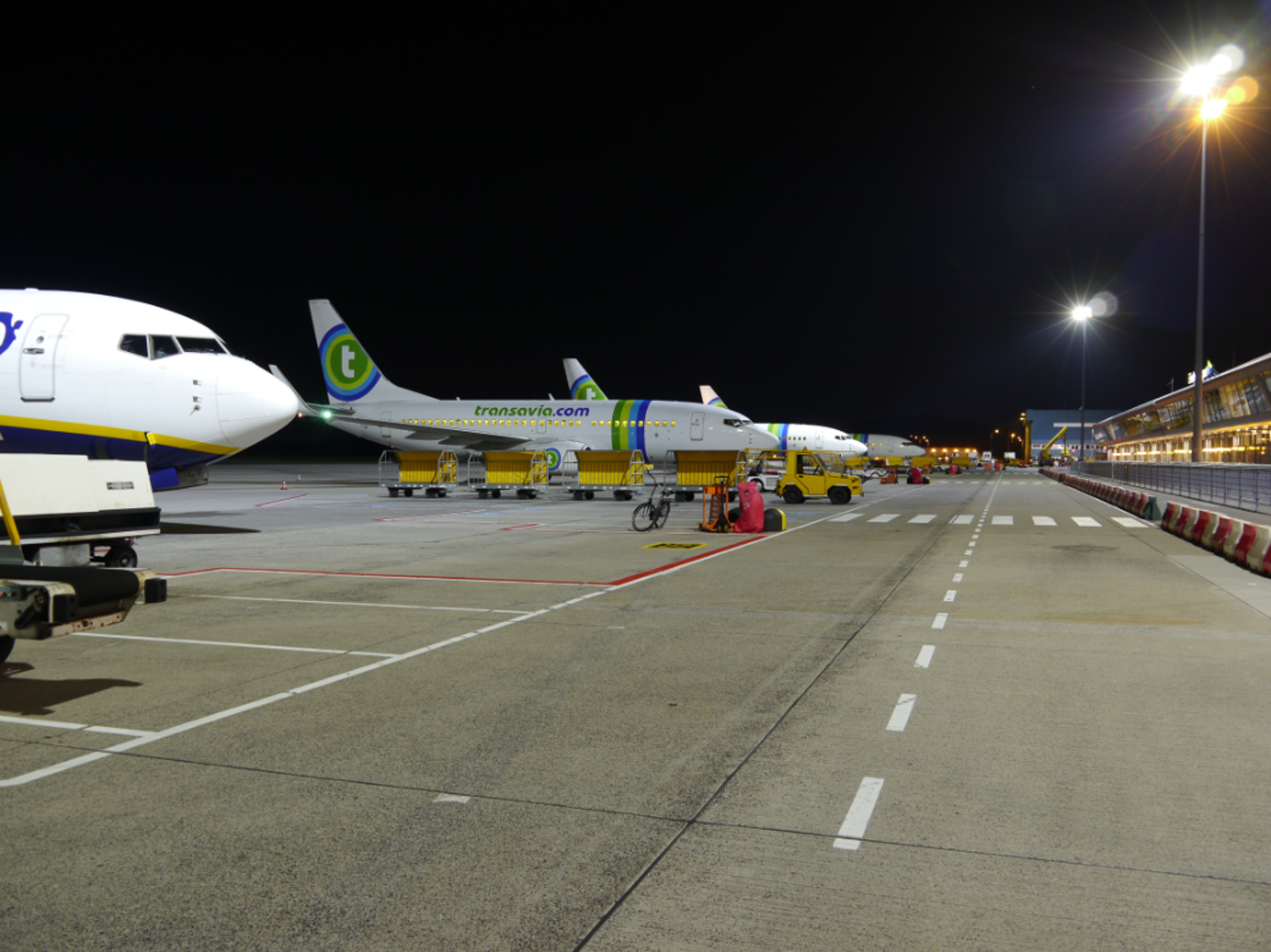 Superheader Led verlichting industrie | zijkant landingsbaan Eindhoven Airport HR